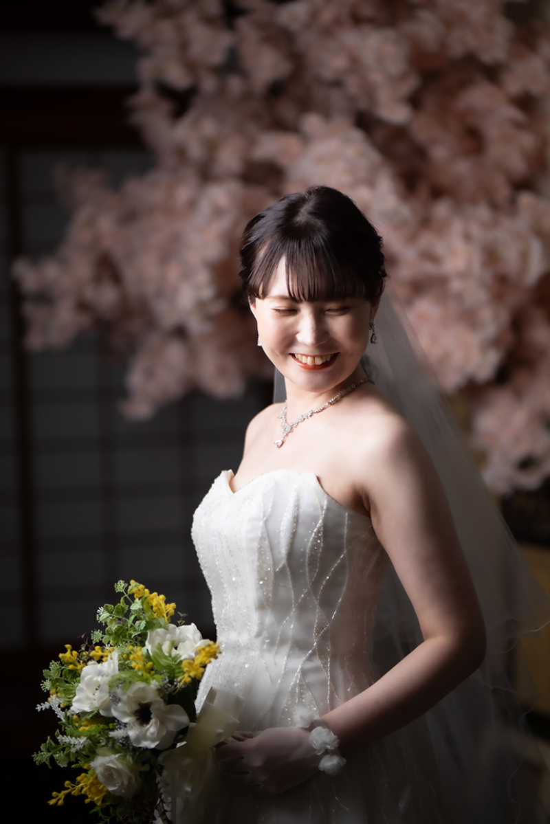 桜の中でほほえむ花嫁