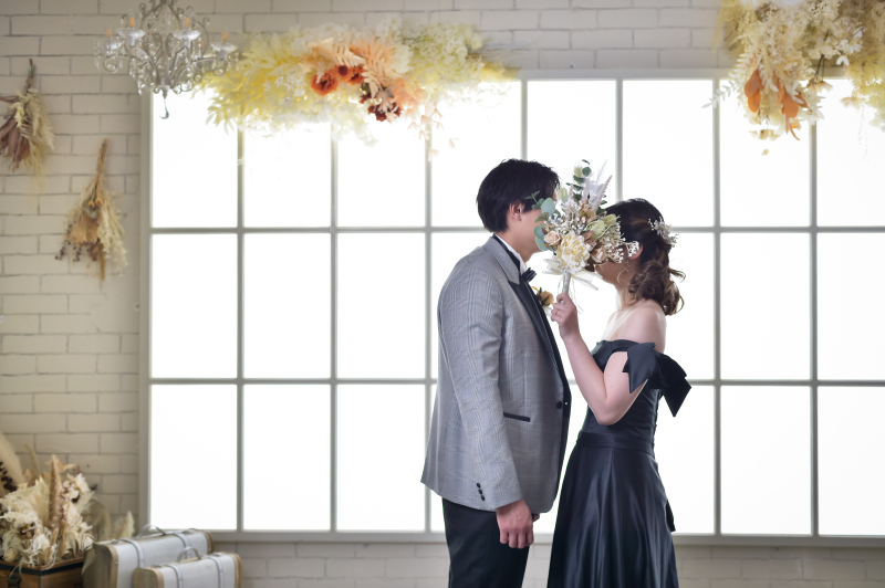 ブーケ越しに見つめ合う、やさしい一瞬