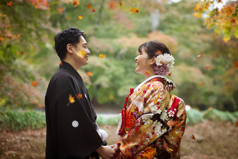 笑顔と紅葉のシャワー