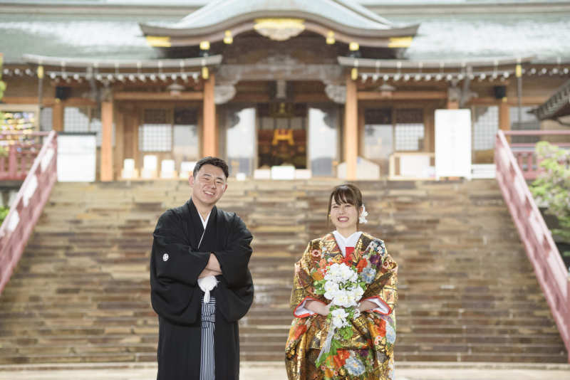 神社の石段前でおふたり