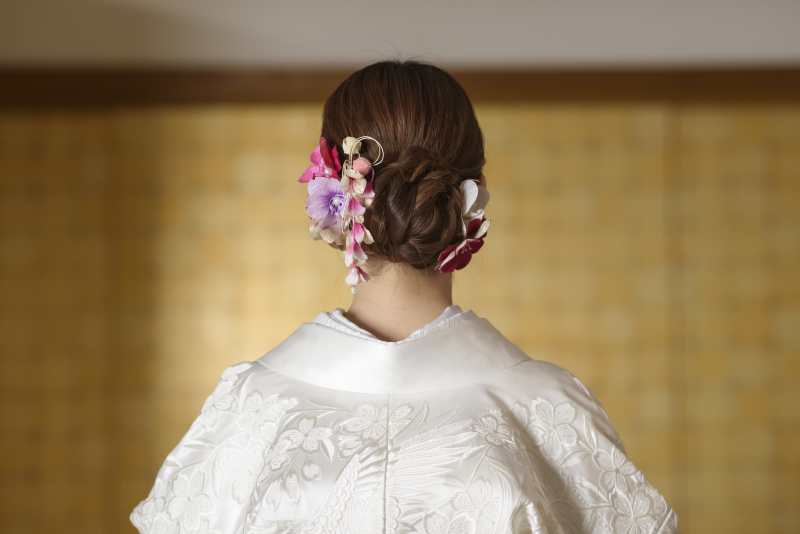 白無垢を彩る、華やかな和装ヘア
