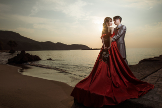 夕陽に染まる愛のシルエット