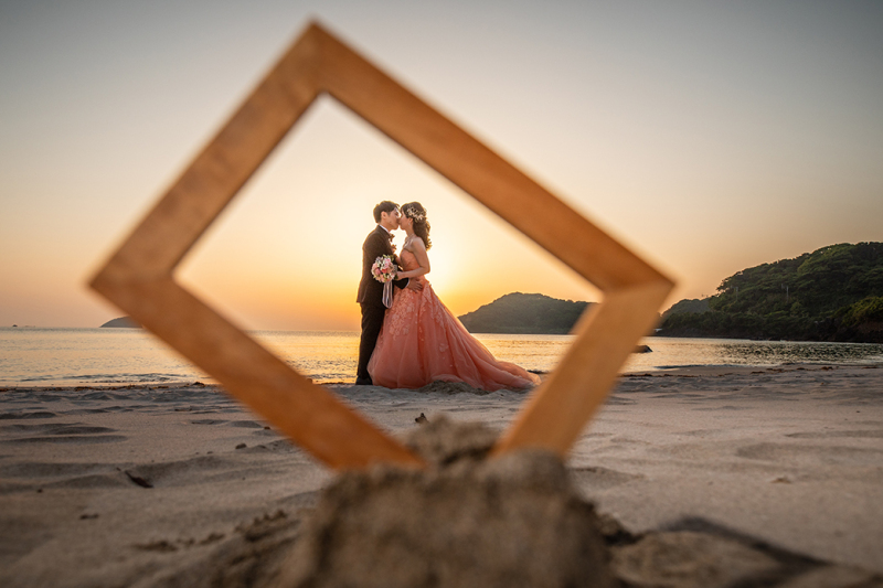 夕日をバックに思い出の1枚を