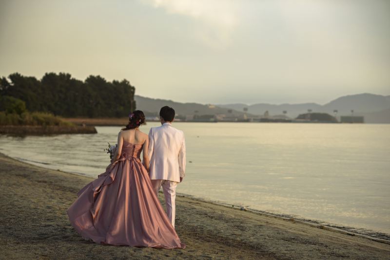 夕景に包まれる、ふたりの後ろ姿