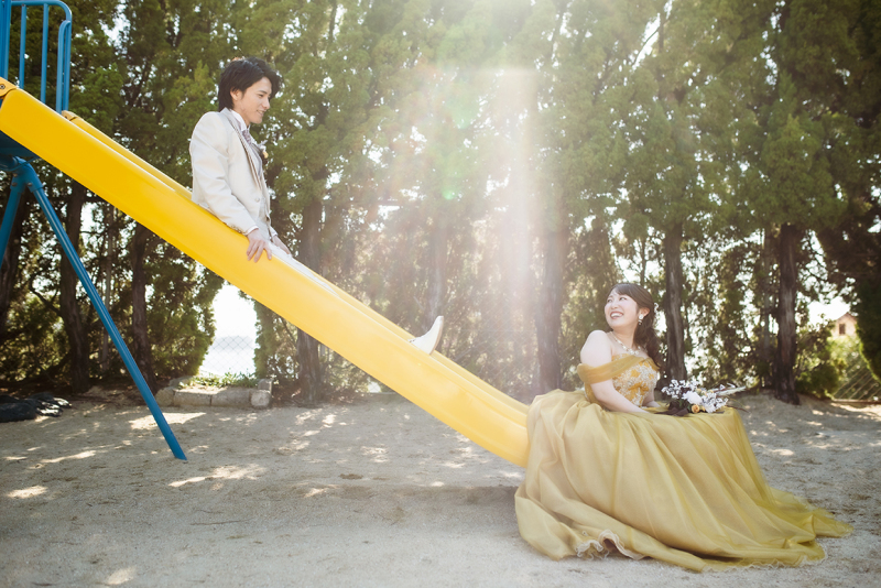 すべり台で遊ぶ大人のふたり