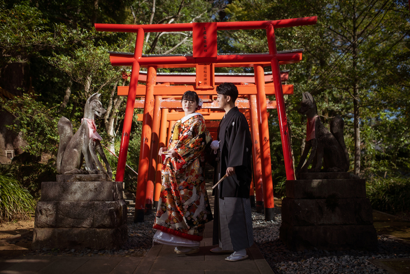 朱色の鳥居と和装の調和