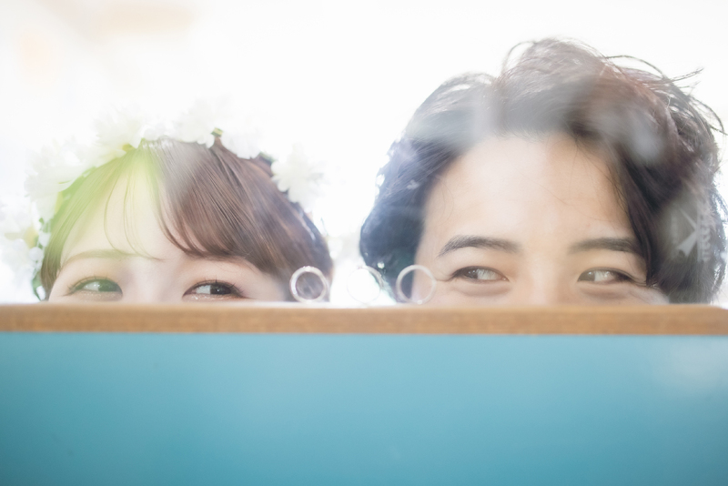 視線で通じ合うふたり