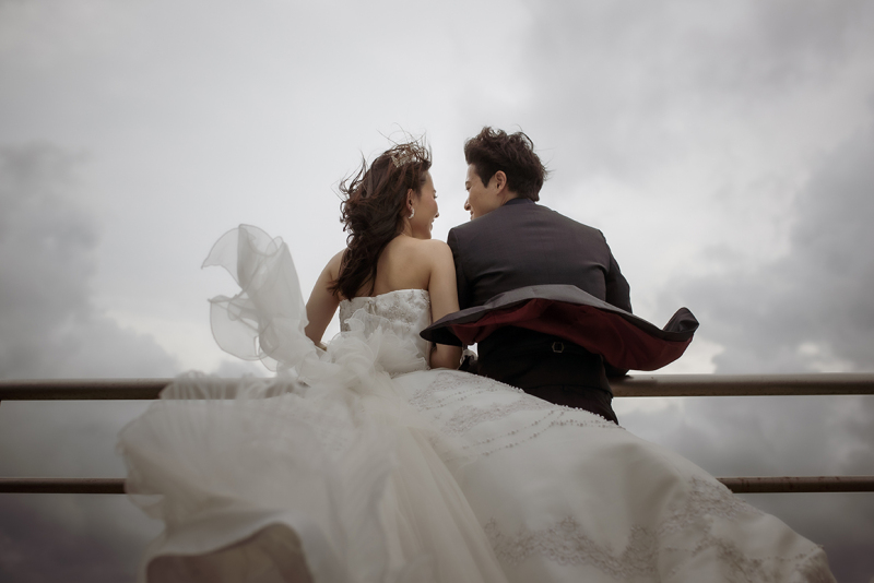 風をまとって寄り添うふたり