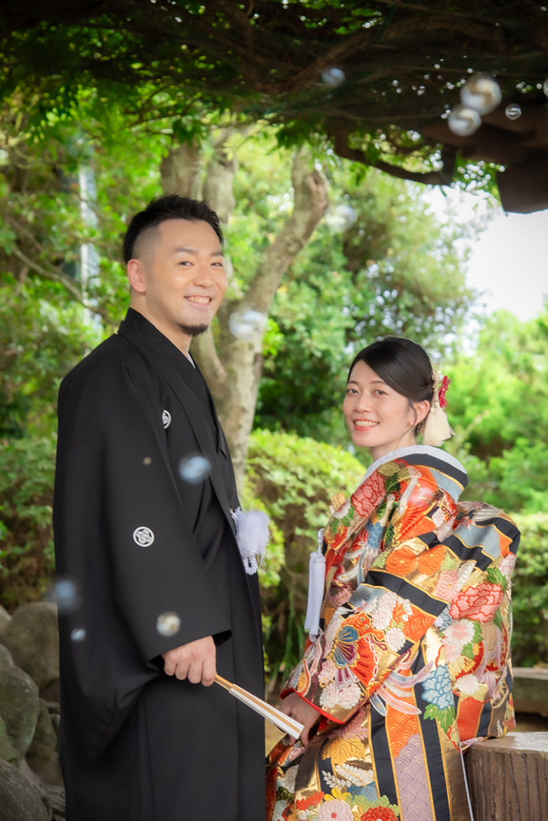 自然に囲まれて微笑むふたり