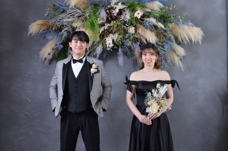 ブラックドレスで魅せる、大人かわいいフォトウェディング
