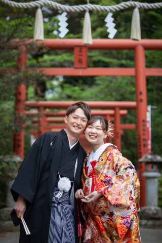 自然と和の彩りに包まれた、笑顔あふれる和装ロケーションフォト