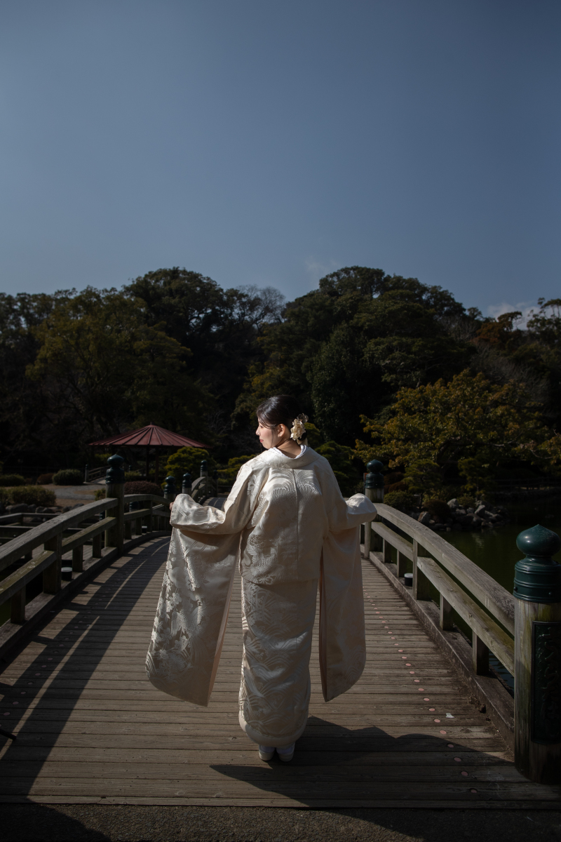 白無垢の美しさを後ろ姿で