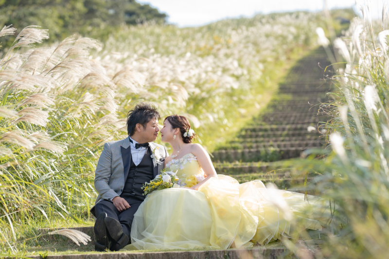 すすきの中で 光に溶けるふたり