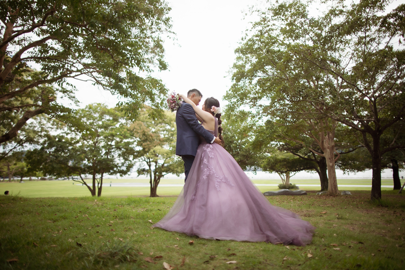 木漏れ日の下で抱きしめ合う二人