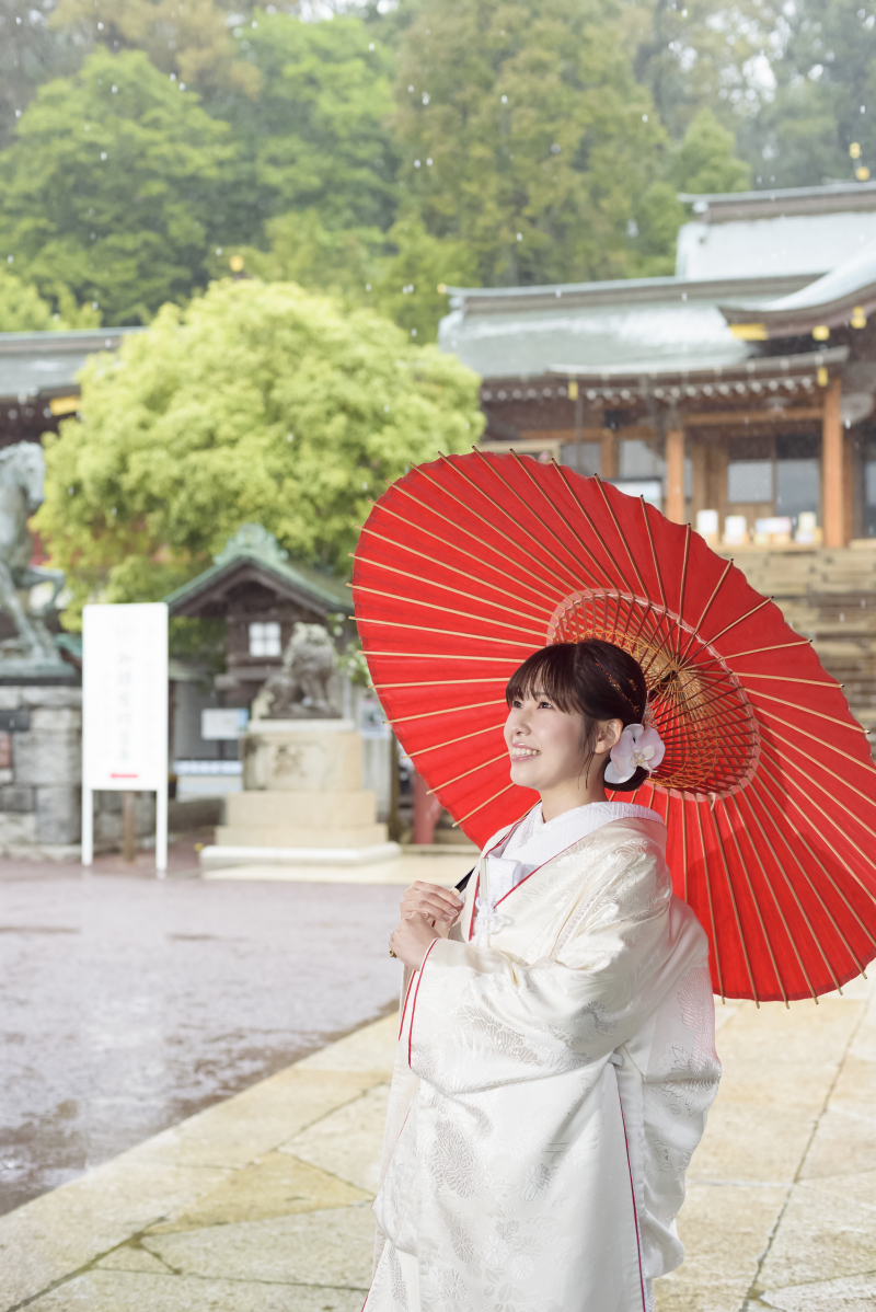 朱の番傘に映える花嫁姿