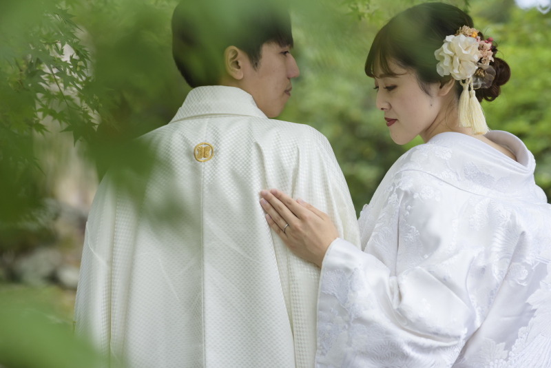 そっと寄り添う白無垢姿