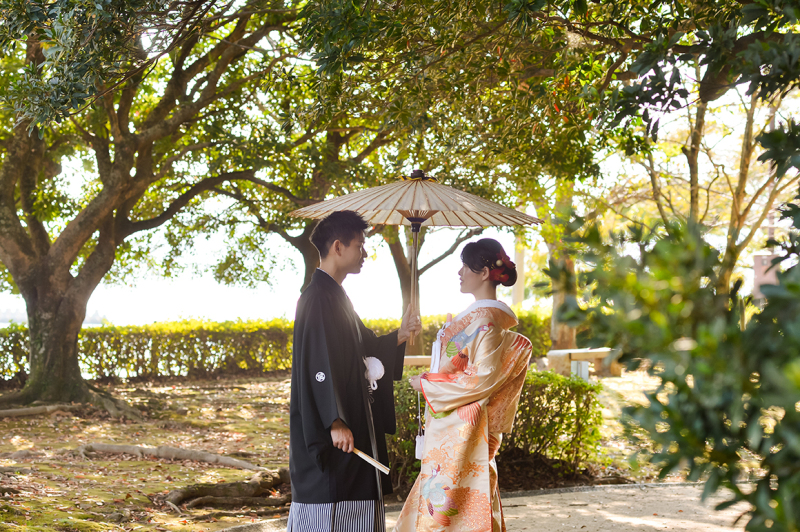和傘の下、ふたりの特別な瞬間