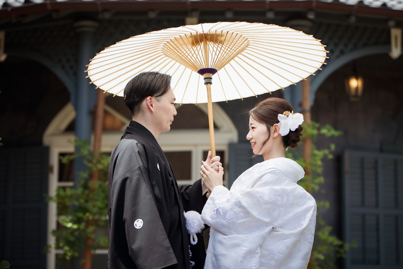 傘の下にある、ふたりだけの世界。