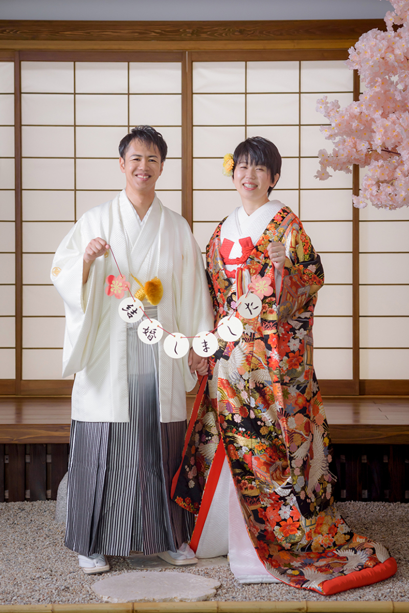 笑顔で伝える「結婚しました」