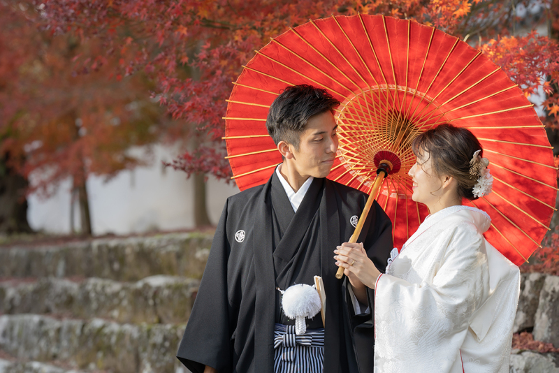 赤傘の下、永遠を誓う