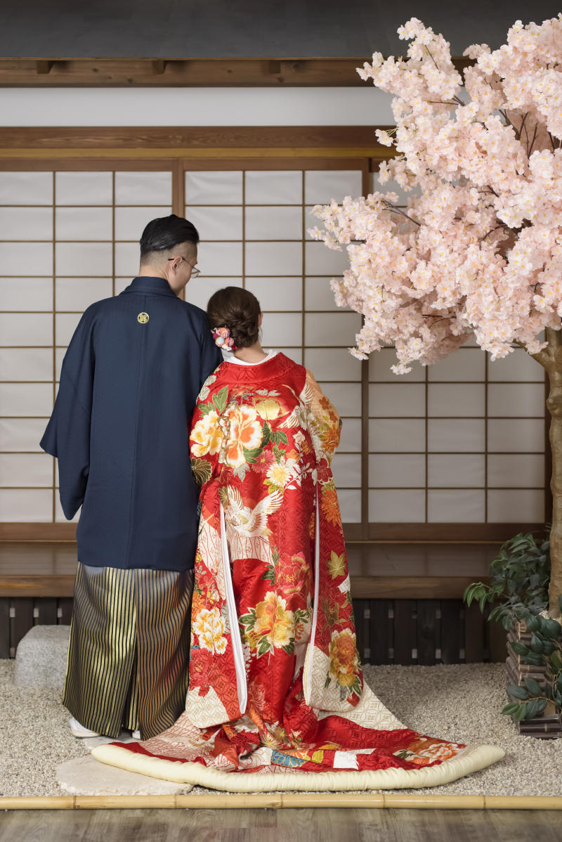 色打掛の美しさを後ろ姿に
