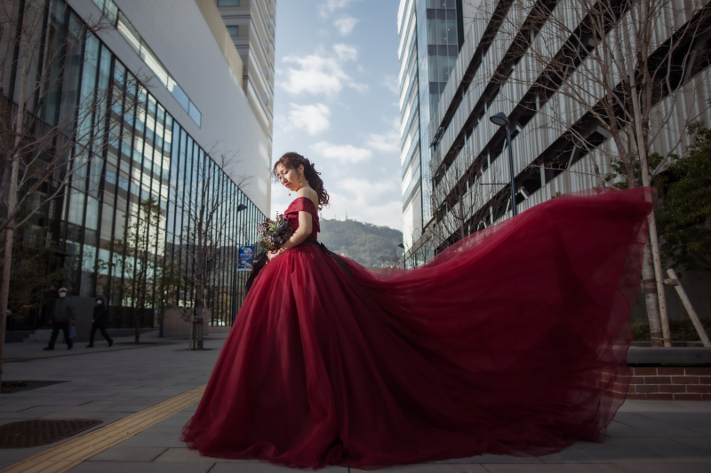 街並みに映える、深紅のドレス