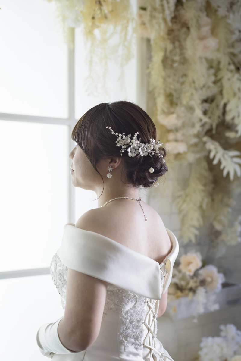 横顔まで美しく、花嫁らしく