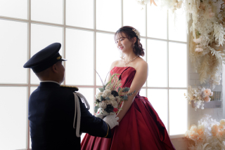 花窓の前で見つめ合うふたり