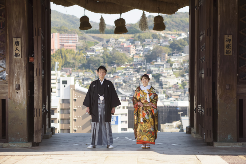歴史ある門を背景に