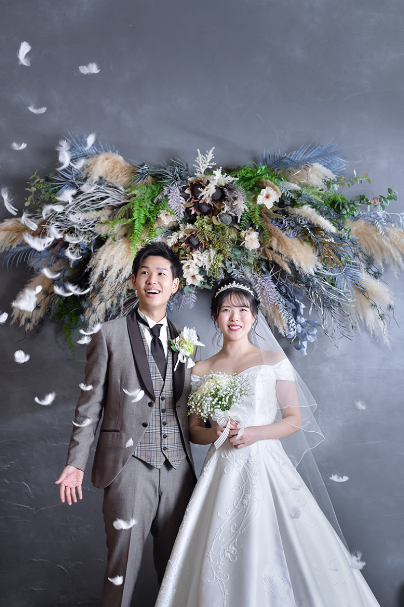 舞い降りる羽根が祝福の証