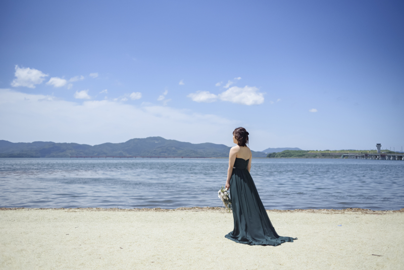 深緑ドレスと青い海