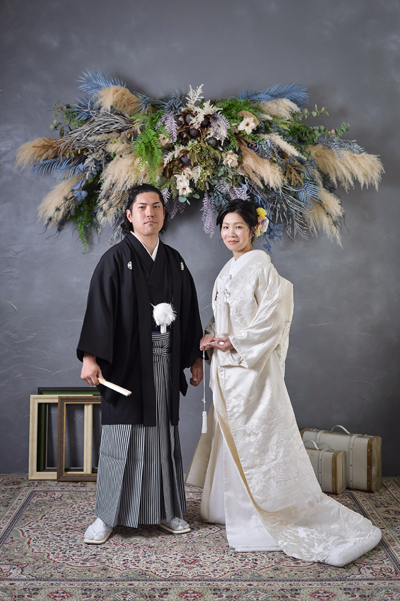 気品漂う白無垢と黒紋付の美しい一枚