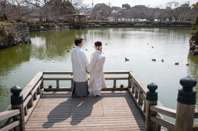 水辺で残す穏やかな後ろ姿