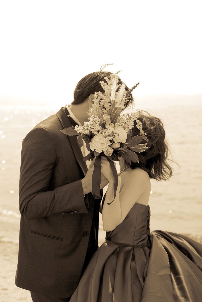 ブーケで顔を隠しながら