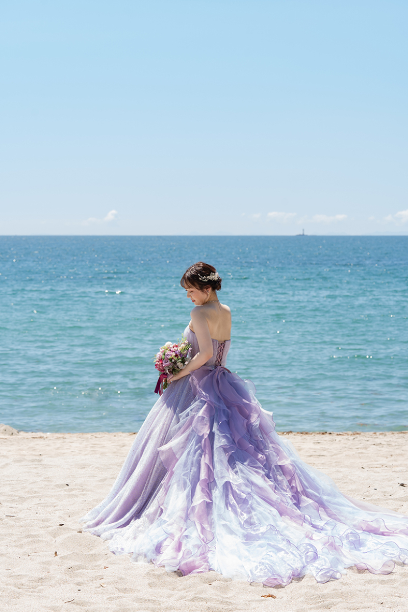 海風に揺れるラベンダードレス