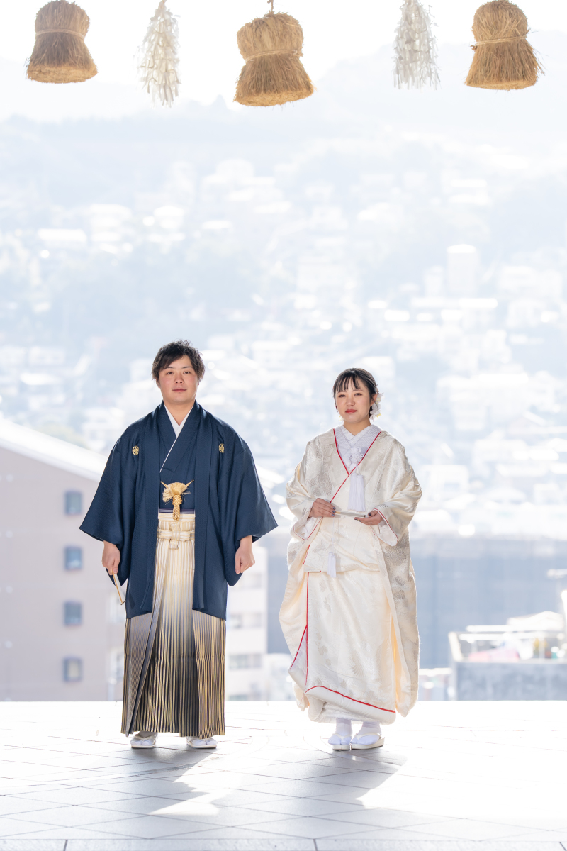 長崎の街を背に