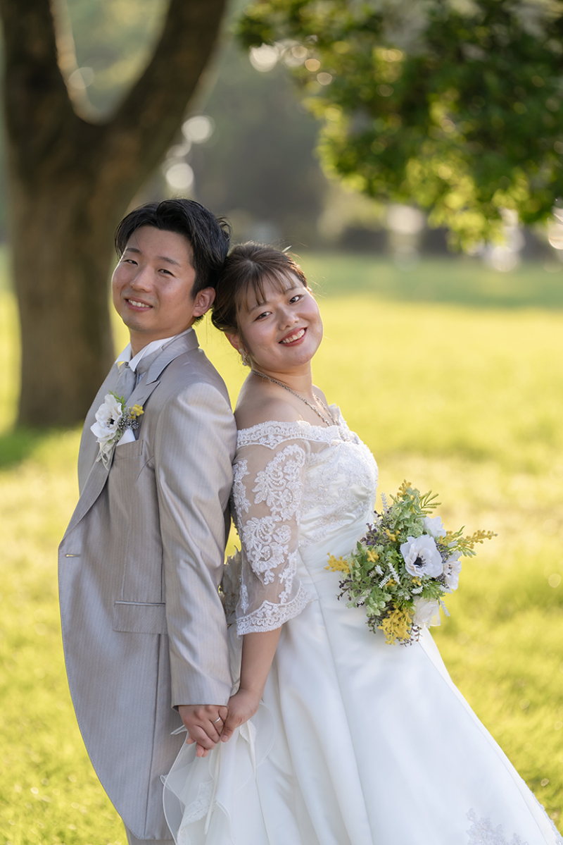 光の中で手をつなぐ