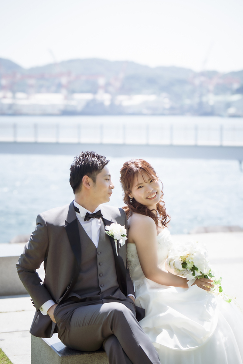 海辺で寄り添うおふたり