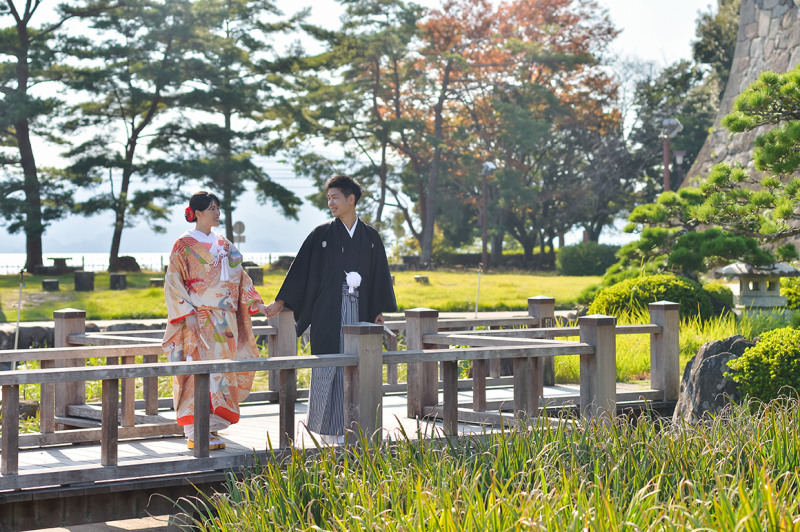 和の風景に溶け込むふたり
