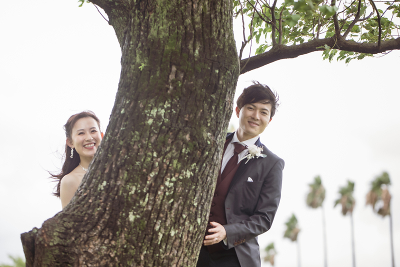 木陰からのぞく、いつもの笑顔