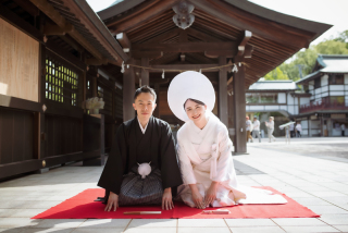 赤い毛氈にふたり並んで