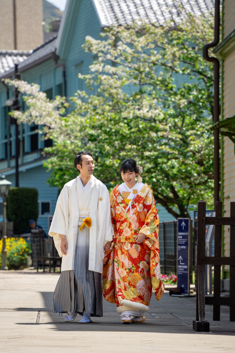 街並みを歩く、和装のふたり