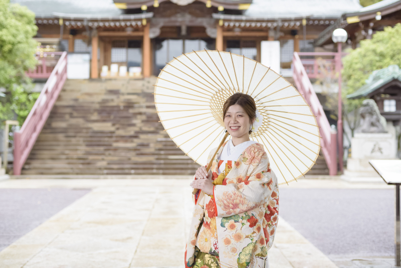 和傘が映える花嫁姿
