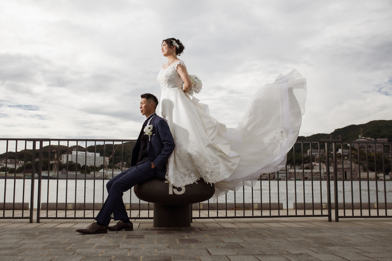 海風に揺れる愛のシルエット