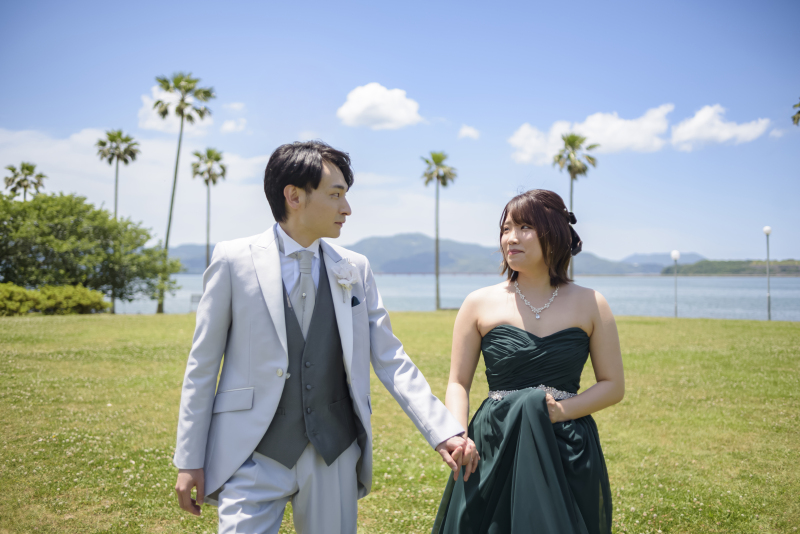 青空と海に映える、深緑ドレスのロケーションフォト