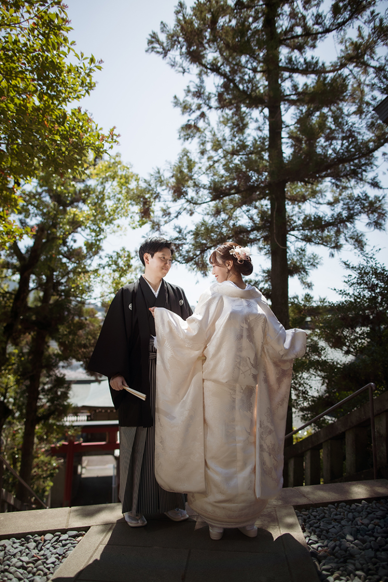神社で誓う、ふたりの未来。