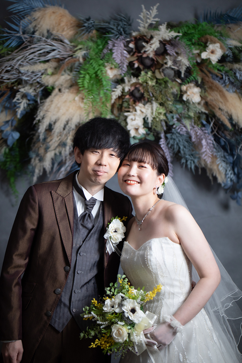 ドライフラワーの前で笑顔咲く