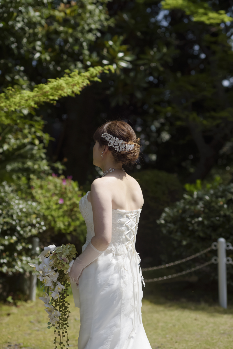 緑に包まれる花嫁姿