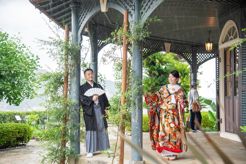 雨の情景も絵になる二人