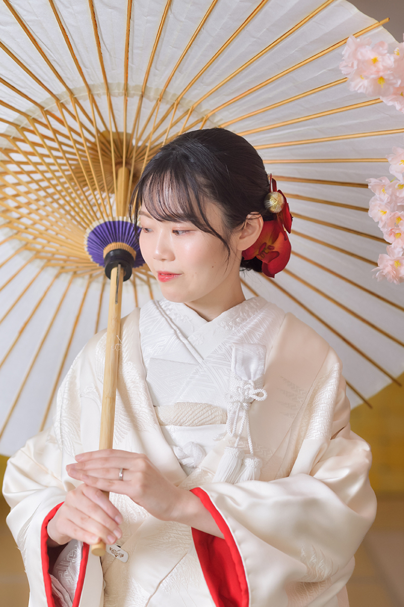 和傘に映える花嫁姿